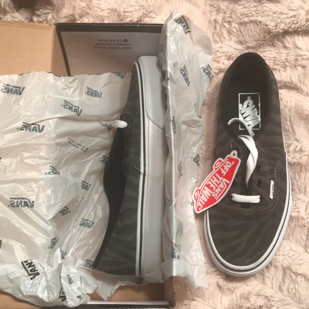 Vans Suede zebra grey/true white unisex sneakers women’s 7 / men’s 5.5